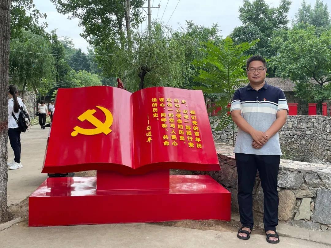 他出生于辽宁，是《亮剑》中丁伟的直接领导，曾长期在河北抗战