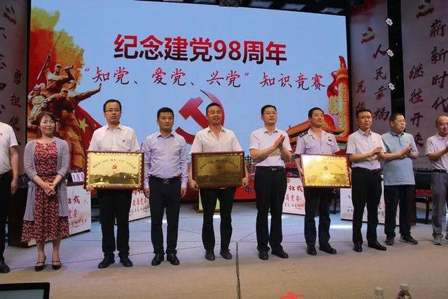 猫咪吼人但是不敢打主人是什么情况？