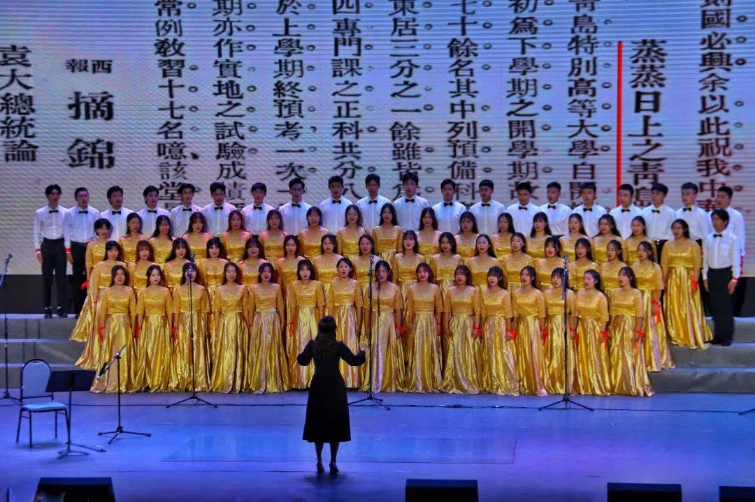 浇花的漂亮女孩