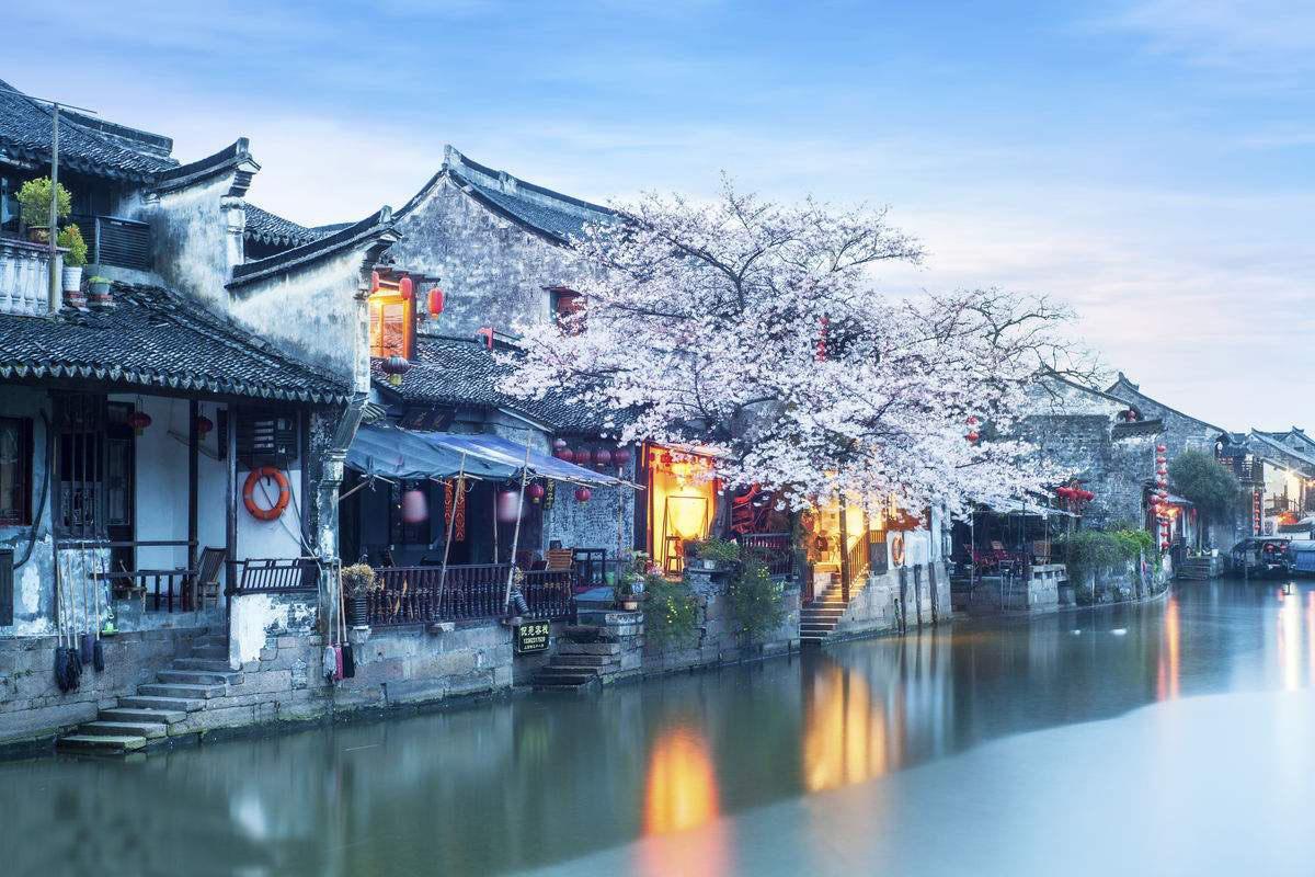 写字楼广告位挂科学家巨幅海报，拍摄者：沿途有多所学校，这才是最该记住的人