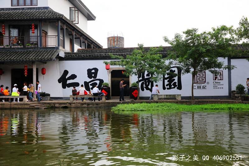 佘爱珍给胡兰成讲情事:我进门朝天1枪,胡兰成回忆说:她就是天