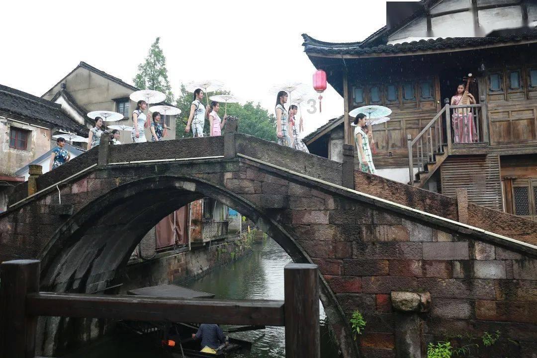 逃离废弃的建筑